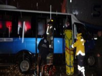 Bursa'da minibüs tırla çarpıştı