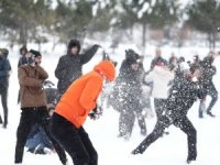 Bursa'da kar topu savaşı