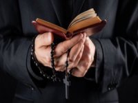 Tecavüzcü rahip tutuklandı