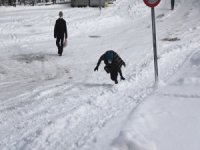 Buzlu yollarda düşe kalka yürüdüler