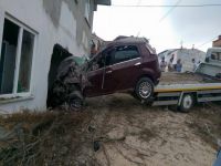 Bursa'da faciadan dönüldü! Araba evi deldi!