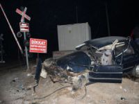 Otomobil, trene çarptı: 3 yaralı