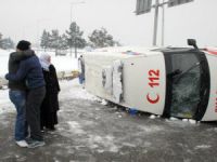 İçinde cenaze bulunan ambulans minibüsle çarpıştı