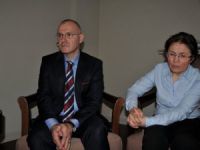 Profesör çifti dolandırdılar