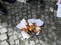 Bursa'da memurlar bordrolarını yaktı
