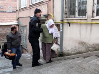 ‘Kapım kilitli’ diye yardım isteyen yaşlı kadını polis kurtardı