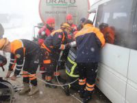 Yolcu midibüsü TIR a çarptı: Onlarca yaralı
