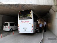 Bursa'da Midibüs alt geçide sıkıştı