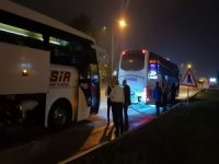 Otomobil yolcu otobüsüne çarptı