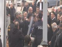 Otobüs şoförleri belediyeyi bastı