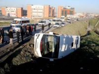Servis otobüsü şarampole devrildi: 8 yaralı