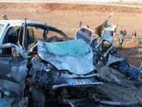 Araba ikiye bölündü: 5 ölü, 2 yaralı