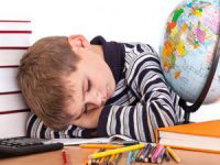 Tatilde uyku düzeni bozulan çocuklar için ne yapılmalı?