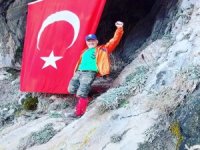 Şahinkaya'ya Türk bayrağı astı