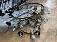 Camide cemaatin başına avize düştü