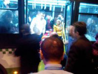 Otobüsten düşen kadın hastanelik oldu