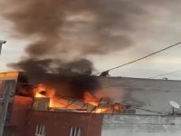 2 katlı evin çatı katı yandı