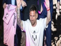 Messi ve Busquets için imza töreni