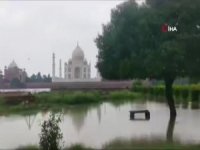 Tac Mahal’i sel suları bastı