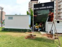 Trafodan silinen ‘Kırmızılı kadın’ resmi panoya konuldu