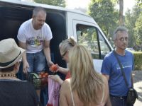 Bosnalı çiftçiler, vatandaşlara bedava meyve-sebze dağıttı