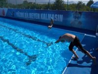Bursa'da çocuklar yüzme öğreniyor