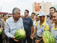 Belediye, çalışanlarına karpuz dağıttı