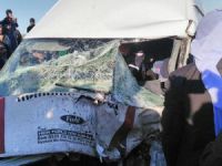 Yolcu minibüsüyle otomobil çarpıştı