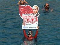 Türk bayrağını denizde dalgalandırdı