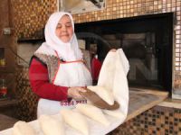 Eşini ve babasını kaybedince,  ekmek çıkarmaya başladı