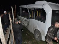 Yük treni yolcu minibüsüne çarptı: 1 ölü, 3 yaralı