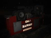 Ot yangınına müdahale sırasında itfaiye aracı devrildi