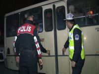 Minibüsten 43 Suriyeli çıktı