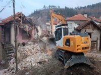 Bursa'da metruk bina yıkıldı