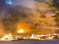 Mobilya dükkanı alev alev yandı