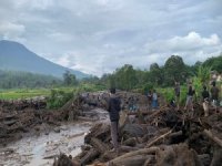 Endonezya’da sel ve toprak kayması