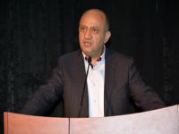 Elde silah, ağızda demokrasi bir arada olmaz