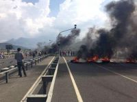 Pozantı’da vatandaşlar otobanı kapattı