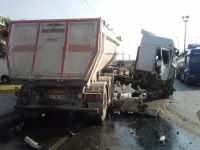 TIR karşı şeride geçti, sürücü ağır yaralandı