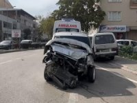 Ambulans otomobil ile kafa kafaya çarpıştı