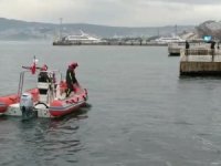 Bursa'da balık tutarken denize düşen adamı dalgıçlar arıyor