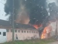 Bursa'da karavan imalathanesi alev alev yandı