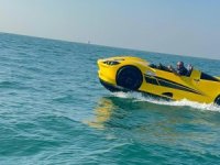 Dubai’de Ferrari görünümlü jet ski dikkat çekti