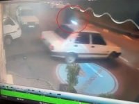 Bursa'da yola dikkatsiz çıkan otomobil motosiklete çarptı