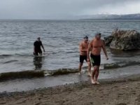 Görüntüler Bursa'dan... Eksi 3 derecede İznik Gölü'ne girdiler