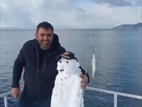 Bursa'da yaptıkları kardan balıkçıya olta verip balık tutturdular
