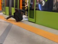 Bursaray'da kavga! Dövüp vagondan attılar