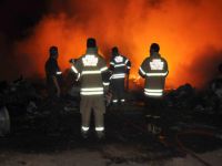 Hurda kağıt deposu yandı