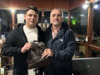 Bulduğu çantayı sahibine teslim etti