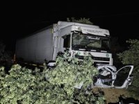 Tır otomobili biçti: 1 ölü, 1 yaralı